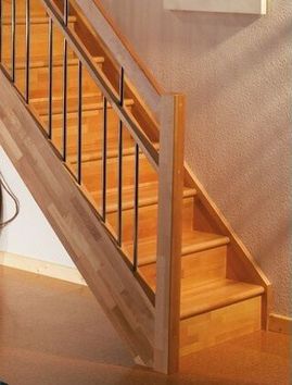 Treppe aus Massivholz mit kombinierten Beinen von Immerthal Holztechnik GmbH