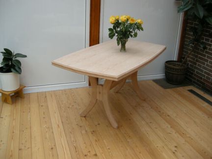 Tisch aus Massivholz von Immerthal Holztechnik GmbH auf Holzboden