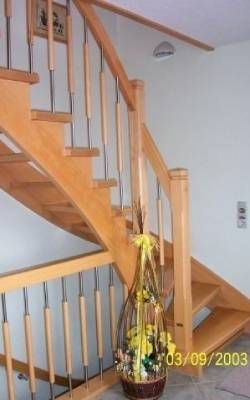 gewendelte Treppe aus Massivholz mit Geländer von Immerthal Holztechnik GmbH