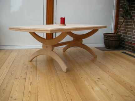 Tisch aus hellem Massivholz von Immerthal Holztechnik GmbH