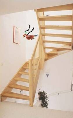 Treppe aus Massivholz mit kombinierten Beinen von Immerthal Holztechnik GmbH